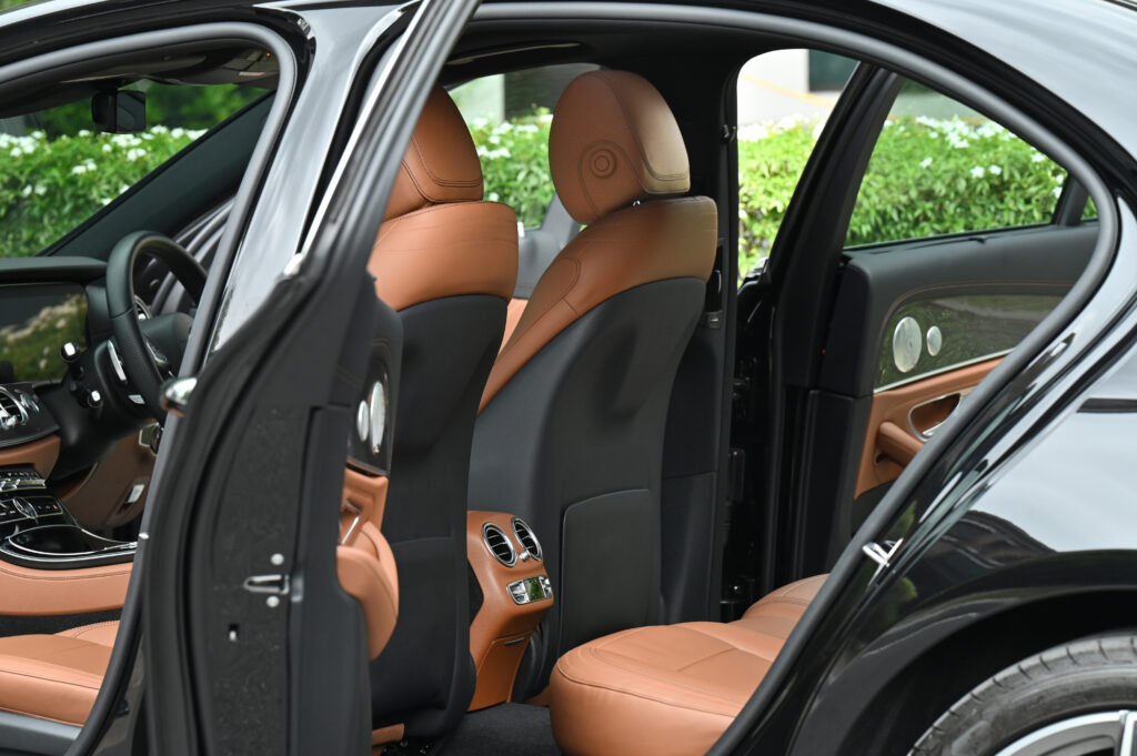 BENZ E220 d AMG Dynamic W213 สีดำ ภายในสีน้ำตาล Saddle Brown สวยมาก ออกศูนย์เบนซ์ทองหล่อสภาพดีเยี่ยม