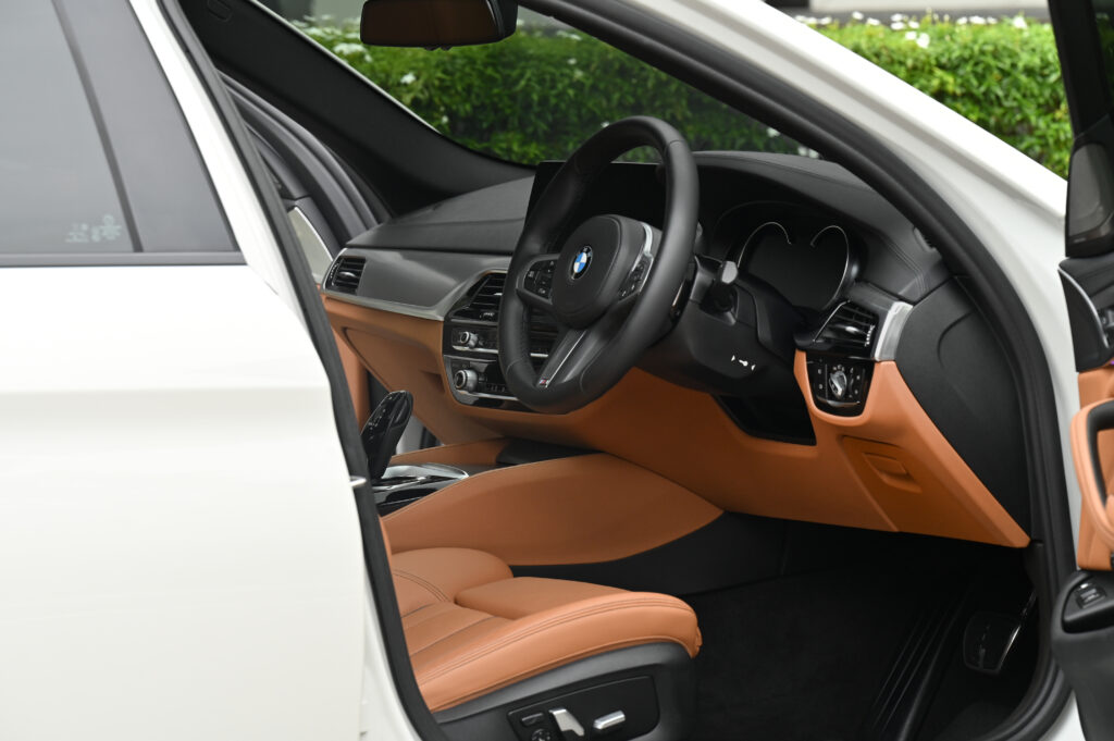 83,491 km BMW 530e M Sport G30 มี BSI ถึง 27/12/28 หรือ 100,000 km รถบ้านสภาพดีไม่มีอุบัติเหตุครับ