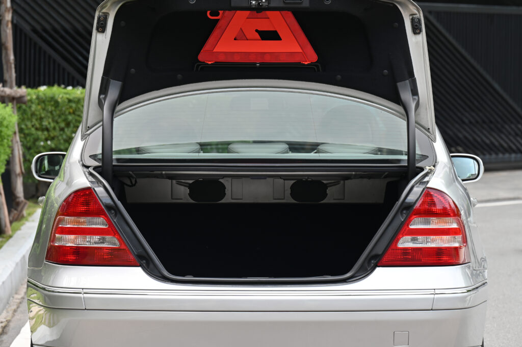 57,942 km BENZ C180 KOMPRESSOR ELEGANCE NEW GEN รถบ้านใช้งานน้อยมากสภาพดีเยี่ยมไม่มีอุบัติเหตุครับ