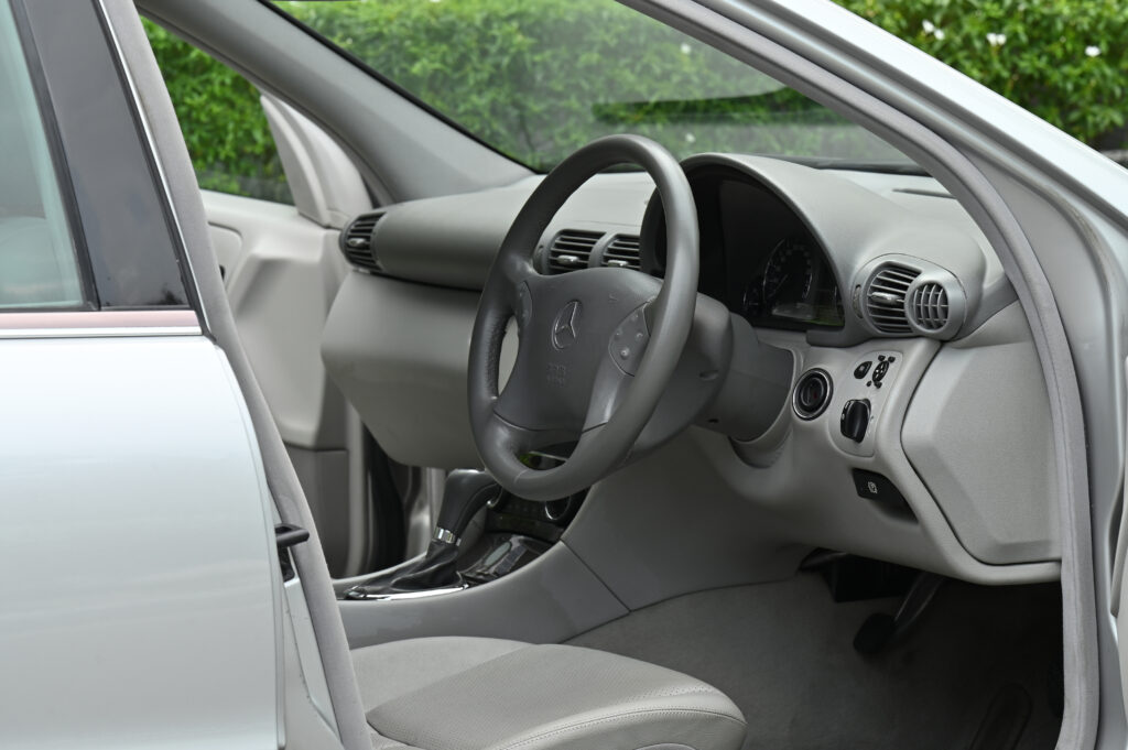 57,942 km BENZ C180 KOMPRESSOR ELEGANCE NEW GEN รถบ้านใช้งานน้อยมากสภาพดีเยี่ยมไม่มีอุบัติเหตุครับ