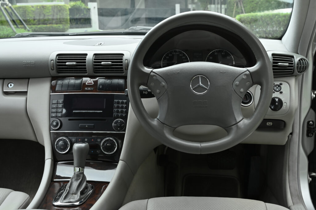 57,942 km BENZ C180 KOMPRESSOR ELEGANCE NEW GEN รถบ้านใช้งานน้อยมากสภาพดีเยี่ยมไม่มีอุบัติเหตุครับ