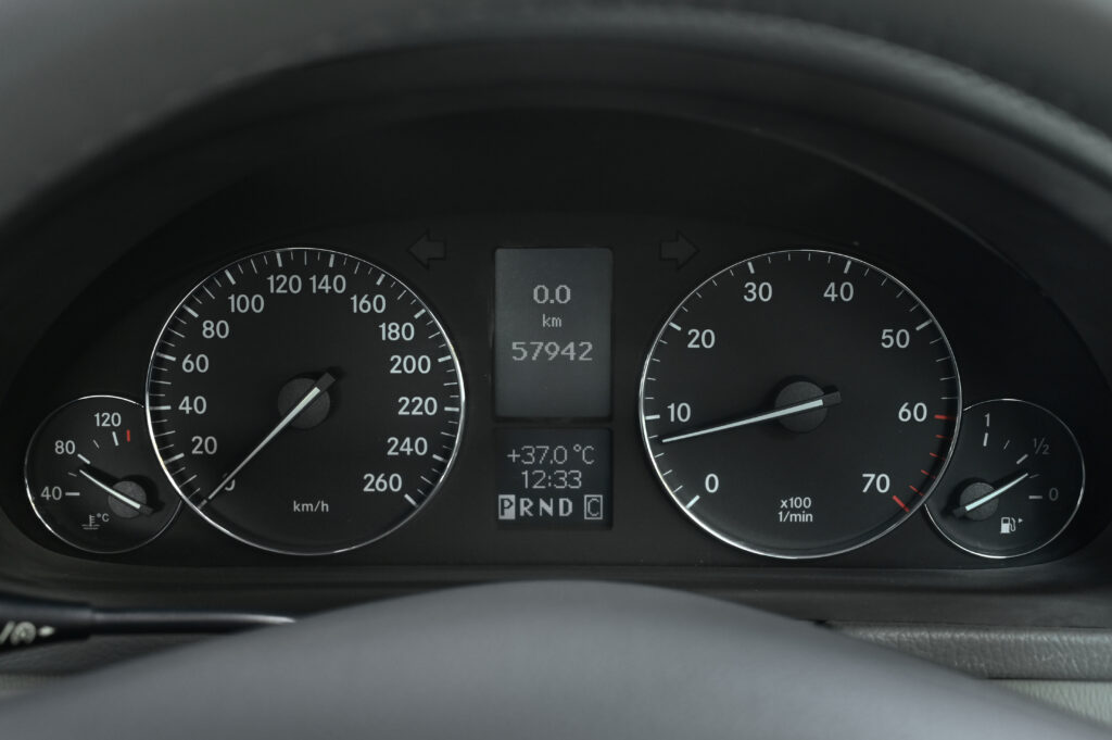 57,942 km BENZ C180 KOMPRESSOR ELEGANCE NEW GEN รถบ้านใช้งานน้อยมากสภาพดีเยี่ยมไม่มีอุบัติเหตุครับ