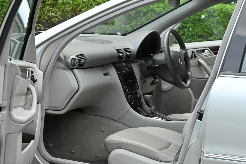 57,942 km BENZ C180 KOMPRESSOR ELEGANCE NEW GEN รถบ้านใช้งานน้อยมากสภาพดีเยี่ยมไม่มีอุบัติเหตุครับ