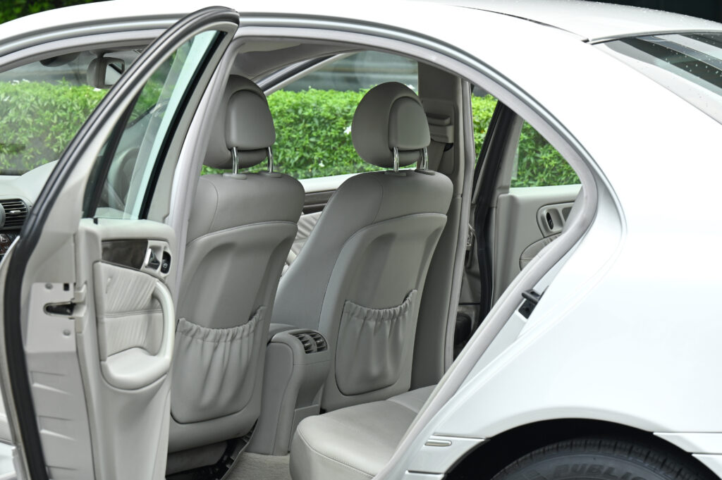 57,942 km BENZ C180 KOMPRESSOR ELEGANCE NEW GEN รถบ้านใช้งานน้อยมากสภาพดีเยี่ยมไม่มีอุบัติเหตุครับ