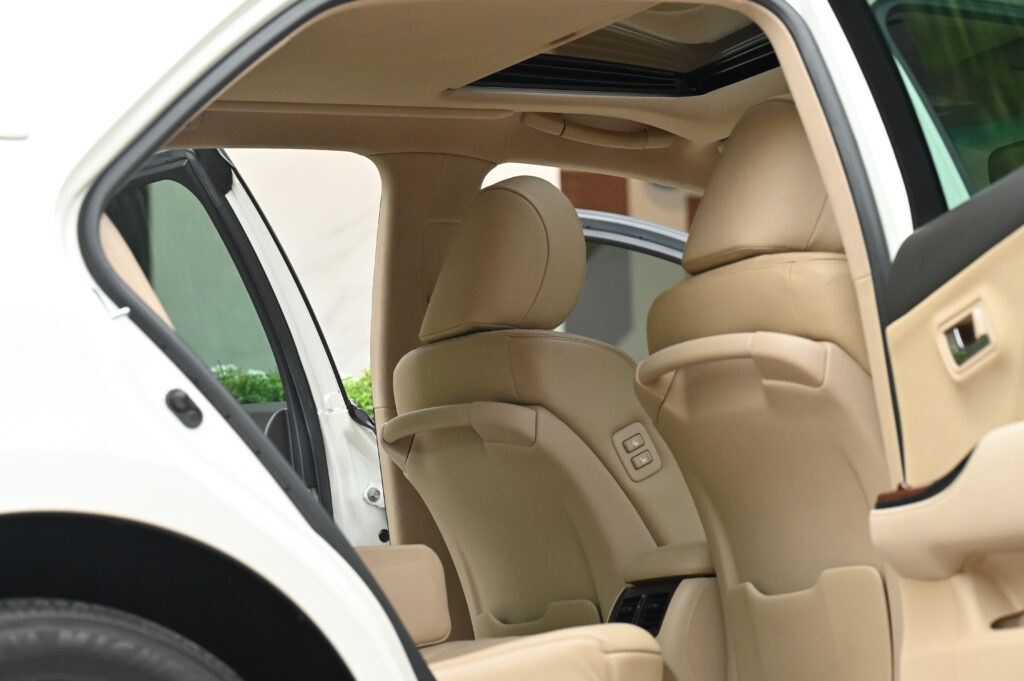 Toyota Crown 2.5 Royal Saloon อดีตรถสำนักพระราชวัง ทะเบียนเดิมหมวด ดส xxxx กทม รถสวยสภาพดีน่าใช้มาก