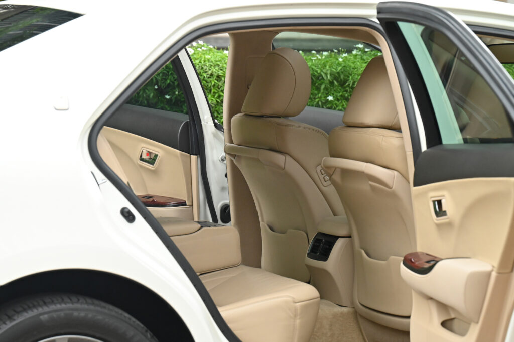 Toyota Crown 2.5 Royal Saloon อดีตรถสำนักพระราชวัง ทะเบียนเดิมหมวด ดส xxxx กทม รถสวยสภาพดีน่าใช้มาก