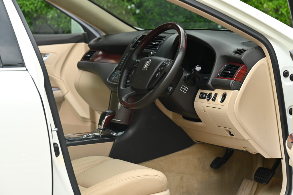 Toyota Crown 2.5 Royal Saloon อดีตรถสำนักพระราชวัง ทะเบียนเดิมหมวด ดส xxxx กทม รถสวยสภาพดีน่าใช้มาก