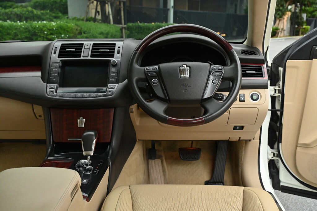 Toyota Crown 2.5 Royal Saloon อดีตรถสำนักพระราชวัง ทะเบียนเดิมหมวด ดส xxxx กทม รถสวยสภาพดีน่าใช้มาก