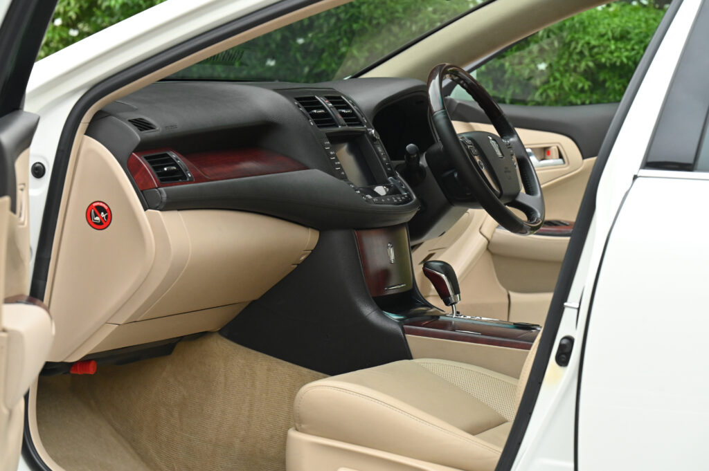 Toyota Crown 2.5 Royal Saloon อดีตรถสำนักพระราชวัง ทะเบียนเดิมหมวด ดส xxxx กทม รถสวยสภาพดีน่าใช้มาก