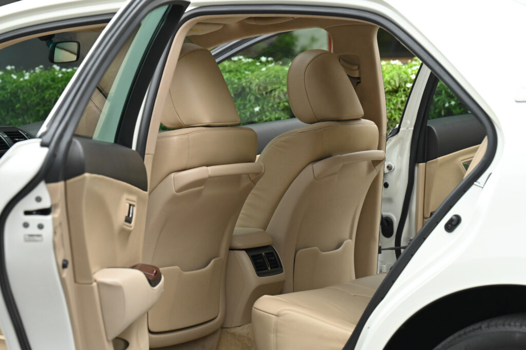 Toyota Crown 2.5 Royal Saloon อดีตรถสำนักพระราชวัง ทะเบียนเดิมหมวด ดส xxxx กทม รถสวยสภาพดีน่าใช้มาก