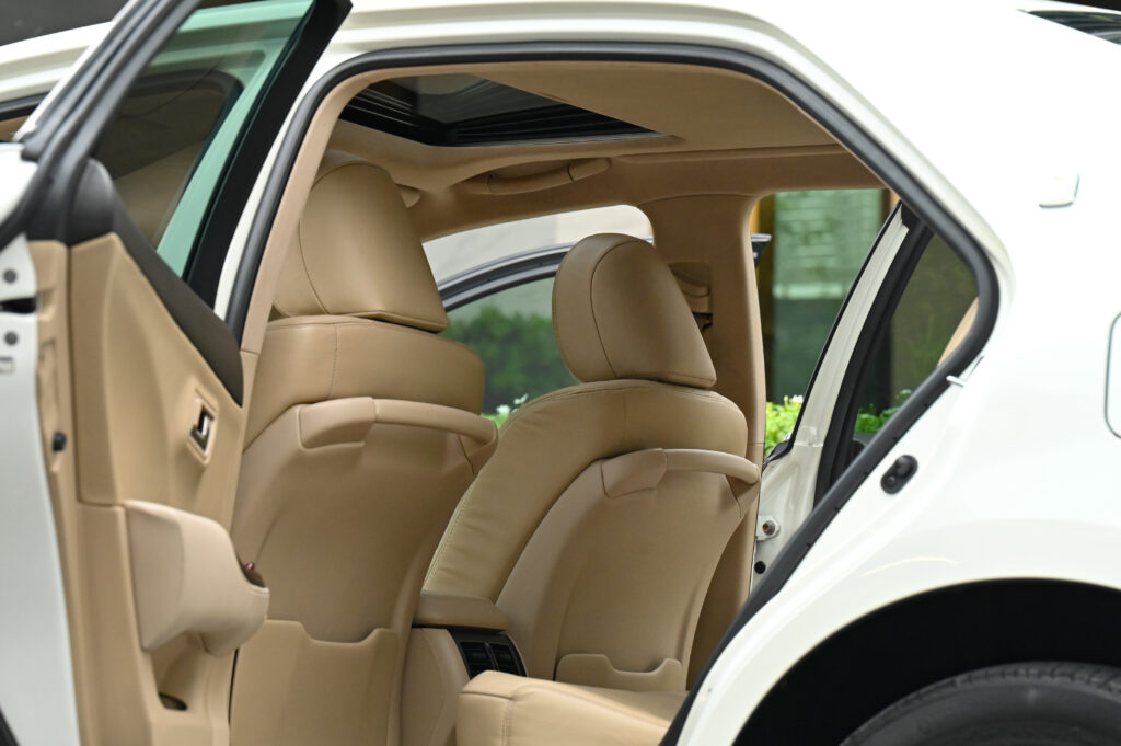 Toyota Crown 2.5 Royal Saloon อดีตรถสำนักพระราชวัง ทะเบียนเดิมหมวด ดส xxxx กทม รถสวยสภาพดีน่าใช้มาก