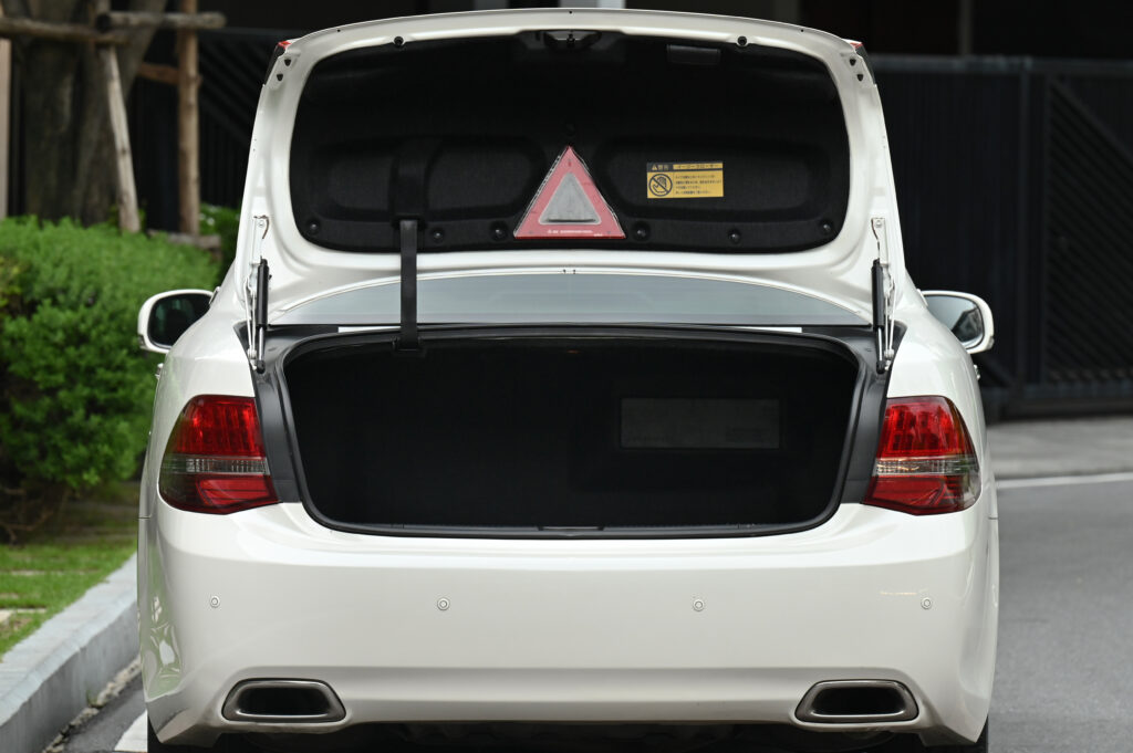 Toyota Crown 2.5 Royal Saloon อดีตรถสำนักพระราชวัง ทะเบียนเดิมหมวด ดส xxxx กทม รถสวยสภาพดีน่าใช้มาก
