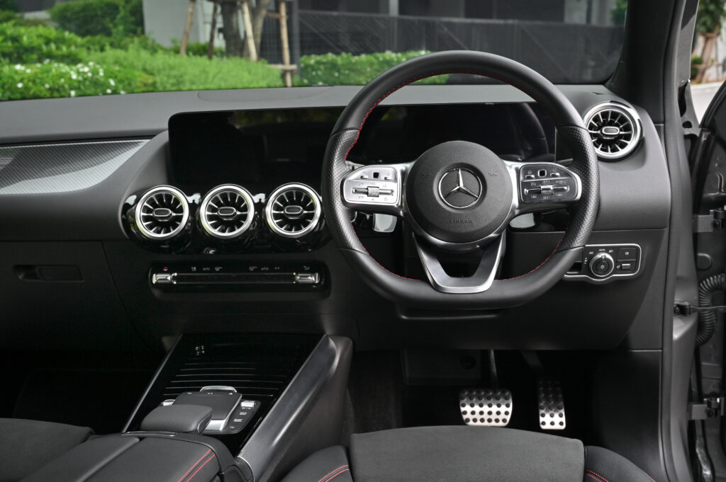 23,050 km Benz GLA 200 AMG Dynamic MY2022 ปรับเพิ่มอุปกรณ์แล้ว รถบ้านใช้งานน้อยมากสภาพดีเยี่ยมครับ