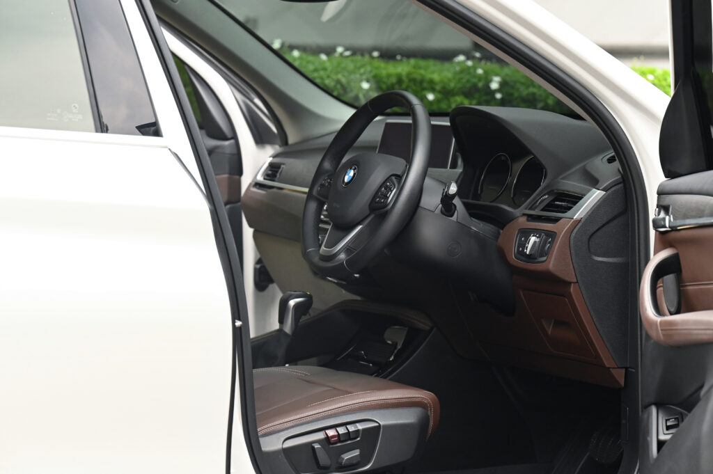 54,923 km BMW X1 sDrive18d xLine ปรับอุปกรณ์แล้ว Logo อยู่ท้ายรถ ไมล์ดิจิตอล รถบ้านมือเดียวสภาพดีมาก