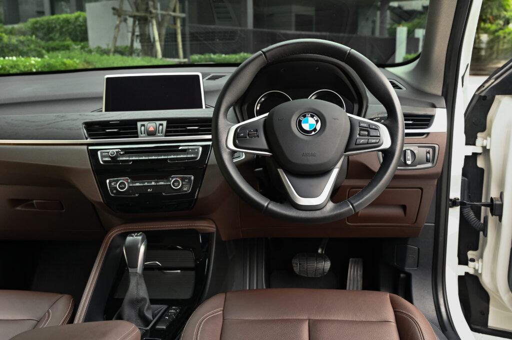 54,923 km BMW X1 sDrive18d xLine ปรับอุปกรณ์แล้ว Logo อยู่ท้ายรถ ไมล์ดิจิตอล รถบ้านมือเดียวสภาพดีมาก