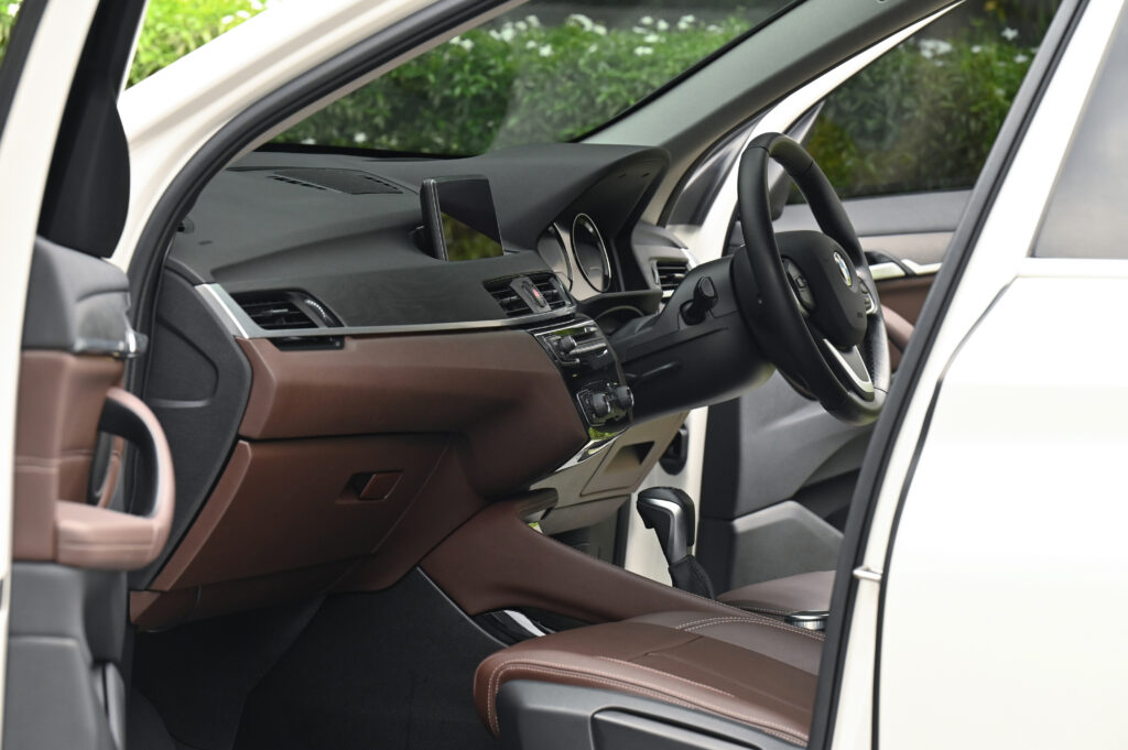 54,923 km BMW X1 sDrive18d xLine ปรับอุปกรณ์แล้ว Logo อยู่ท้ายรถ ไมล์ดิจิตอล รถบ้านมือเดียวสภาพดีมาก