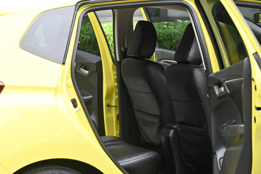 53,873 km Honda JAZZ 1.5 SV สีเหลือง Attract Yellow Pearl ที่ใช้เปิดตัว รถบ้านมือเดียวสภาพดีมากครับ