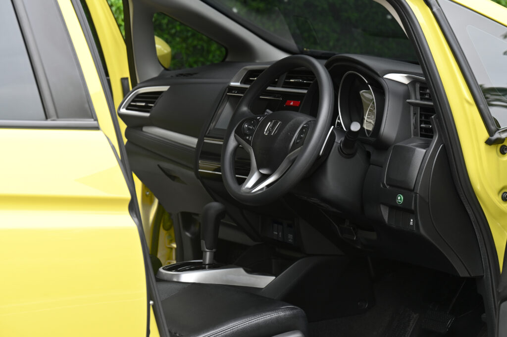 53,873 km Honda JAZZ 1.5 SV สีเหลือง Attract Yellow Pearl ที่ใช้เปิดตัว รถบ้านมือเดียวสภาพดีมากครับ