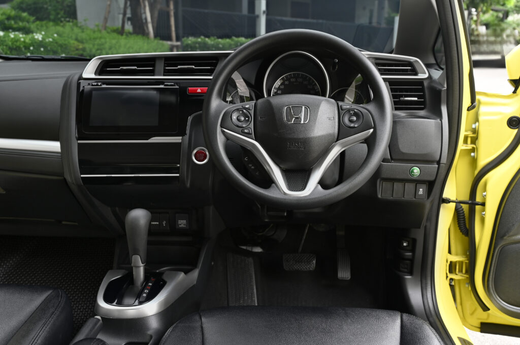 53,873 km Honda JAZZ 1.5 SV สีเหลือง Attract Yellow Pearl ที่ใช้เปิดตัว รถบ้านมือเดียวสภาพดีมากครับ