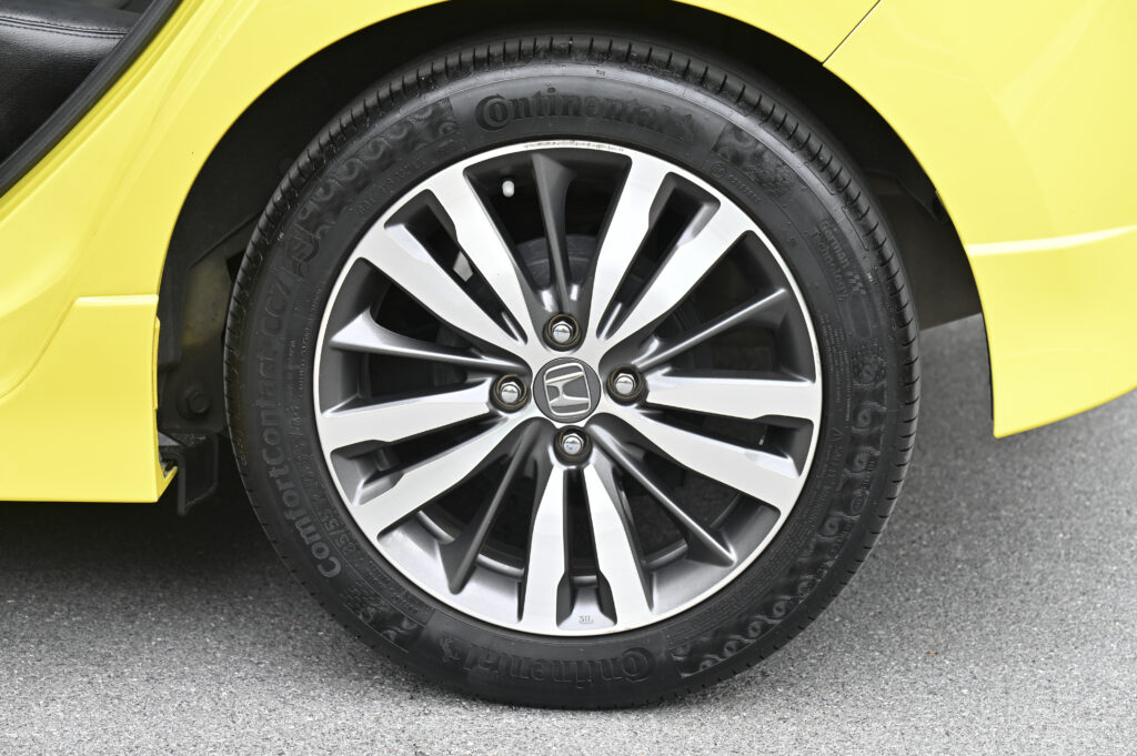 53,873 km Honda JAZZ 1.5 SV สีเหลือง Attract Yellow Pearl ที่ใช้เปิดตัว รถบ้านมือเดียวสภาพดีมากครับ