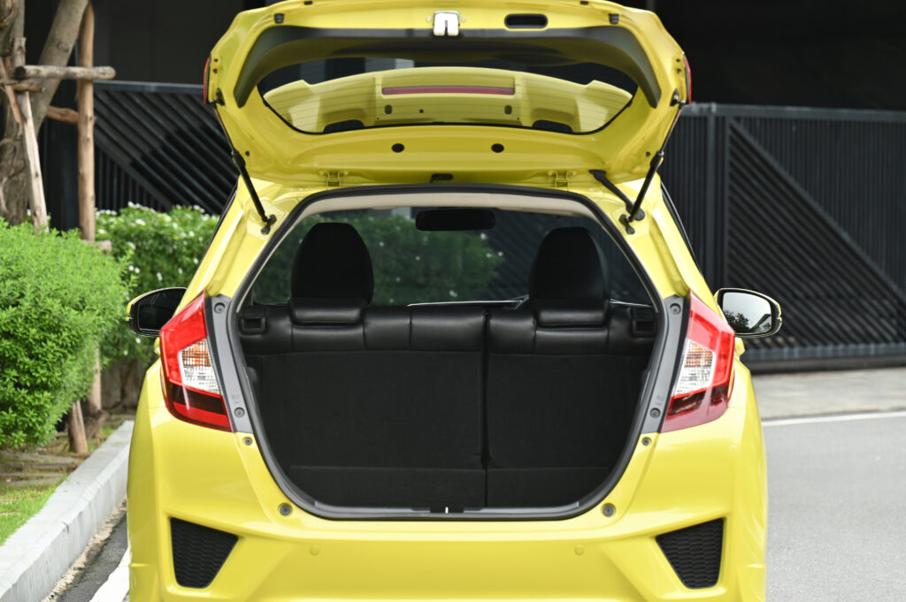 53,873 km Honda JAZZ 1.5 SV สีเหลือง Attract Yellow Pearl ที่ใช้เปิดตัว รถบ้านมือเดียวสภาพดีมากครับ