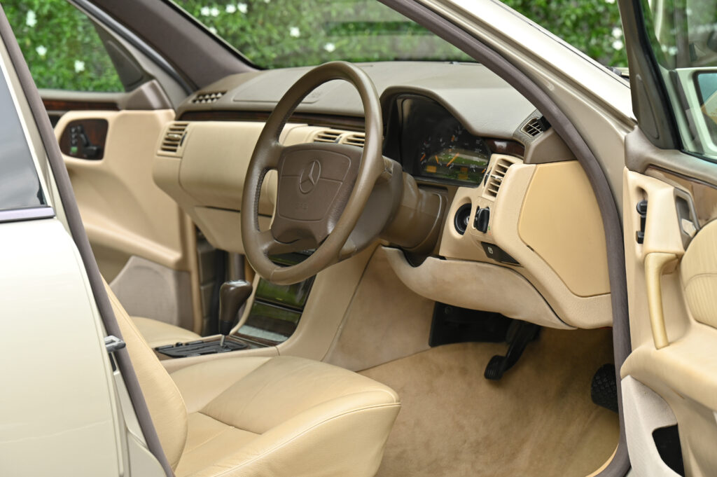ขายรถ BENZ E230 ELEGANGE W210 ปี 1996 สภาพดีมากครับ