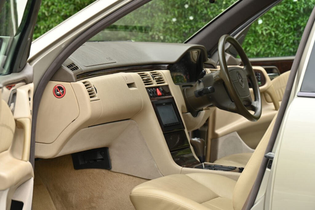 ขายรถ BENZ E230 ELEGANGE W210 ปี 1996 สภาพดีมากครับ