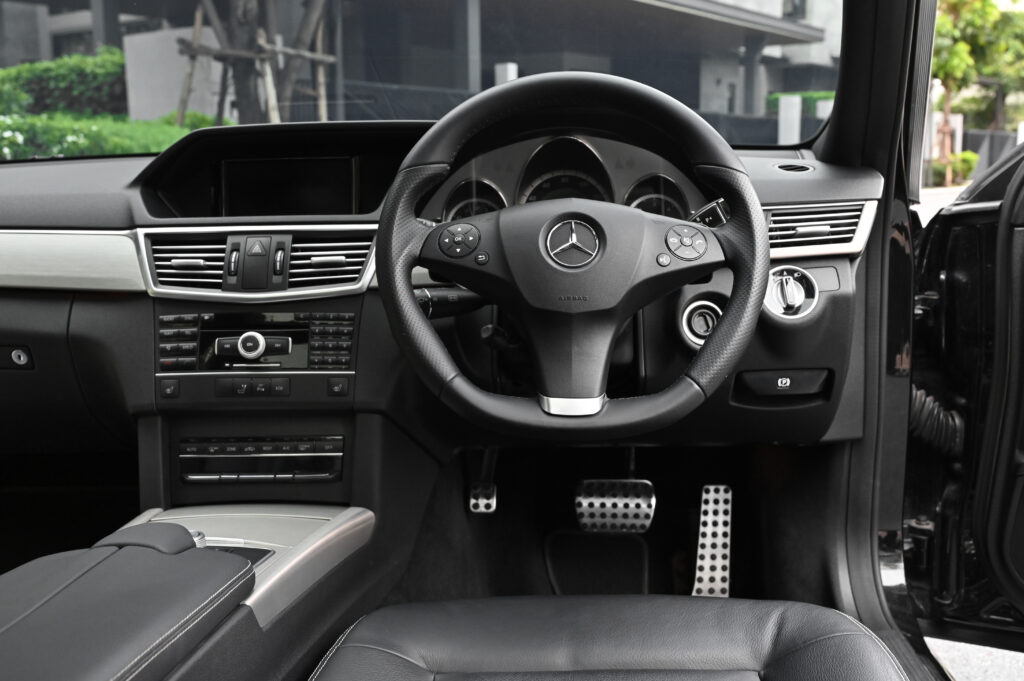 ขาย Benz W212 E 250 CDI AMG Sport Package เกียร์คอ มีหลังคา Panoramic เต็มบาน รถสวยมากสภาพดีเยี่ยม