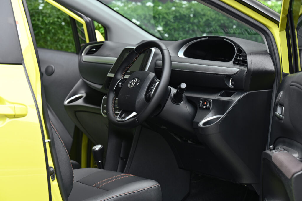 66,890 km Sienta 1.5V รุ่น TOP สีเขียว Citrus Mica Metallic สวยมากๆ รถบ้านมือเดียวสภาพดีเยี่ยมครับ