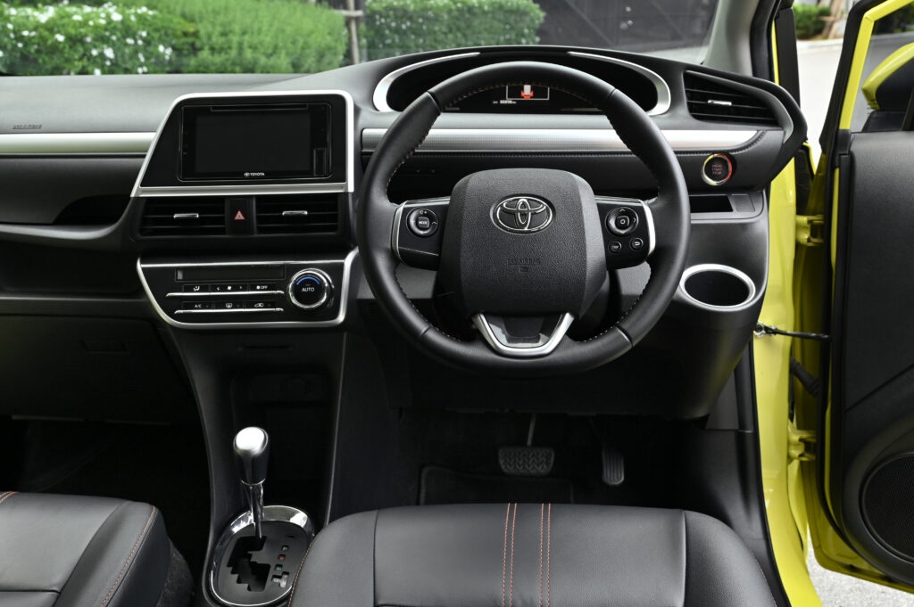 66,890 km Sienta 1.5V รุ่น TOP สีเขียว Citrus Mica Metallic สวยมากๆ รถบ้านมือเดียวสภาพดีเยี่ยมครับ