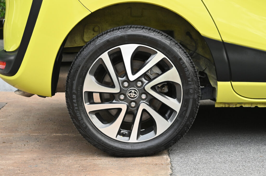 66,890 km Sienta 1.5V รุ่น TOP สีเขียว Citrus Mica Metallic สวยมากๆ รถบ้านมือเดียวสภาพดีเยี่ยมครับ