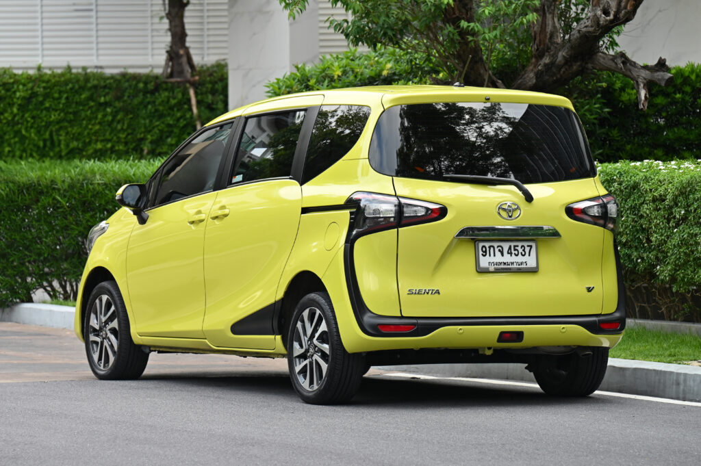 66,890 km Sienta 1.5V รุ่น TOP สีเขียว Citrus Mica Metallic สวยมากๆ รถบ้านมือเดียวสภาพดีเยี่ยมครับ