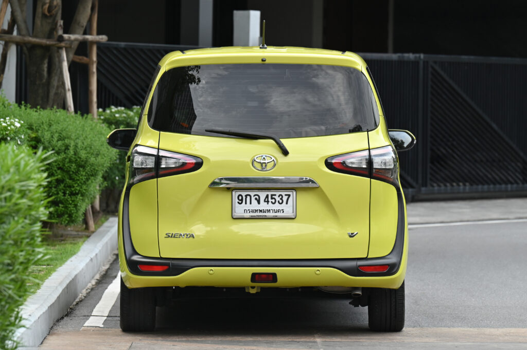 66,890 km Sienta 1.5V รุ่น TOP สีเขียว Citrus Mica Metallic สวยมากๆ รถบ้านมือเดียวสภาพดีเยี่ยมครับ
