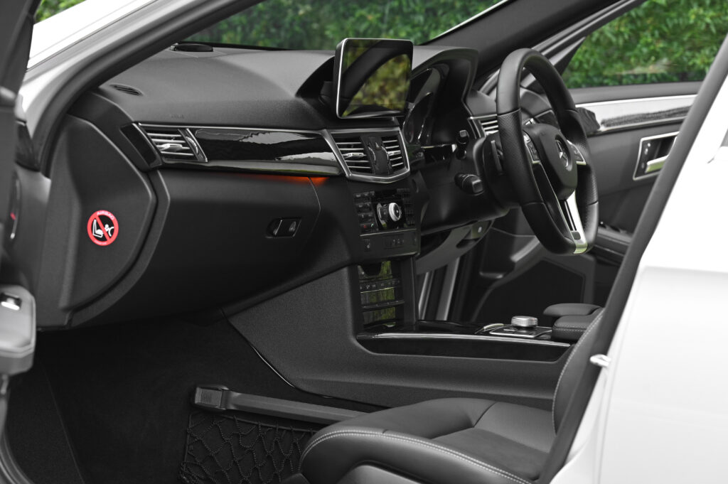 70,393 km BENZ W212 E250 CDI AMG SPORTS PACKAGE เกียร์คอพวงมาลัย 7 SPEED ที่คุณๆชื่นชอบครับ