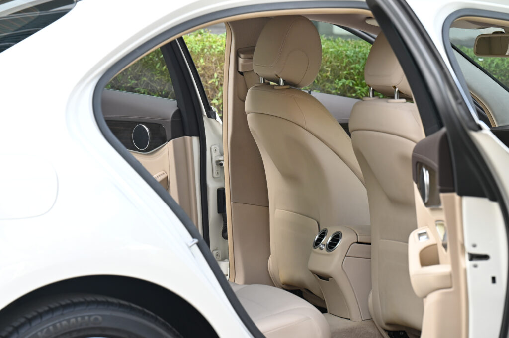 Benz C180 1.6 Exclusive เครื่องยนต์เบนซินล้วน สีขาวภายในสีเบจ รถบ้านสวยมากสภาพดีครับ