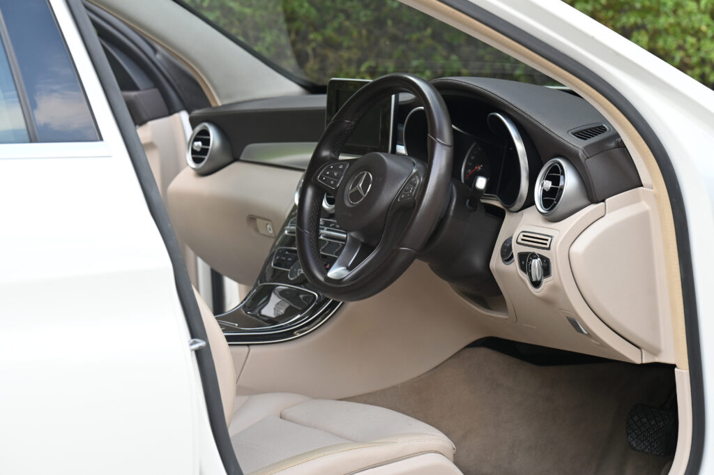 Benz C180 1.6 Exclusive เครื่องยนต์เบนซินล้วน สีขาวภายในสีเบจ รถบ้านสวยมากสภาพดีครับ