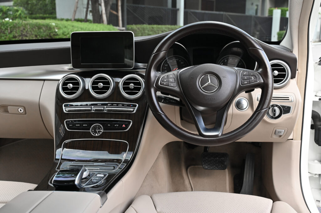 Benz C180 1.6 Exclusive เครื่องยนต์เบนซินล้วน สีขาวภายในสีเบจ รถบ้านสวยมากสภาพดีครับ