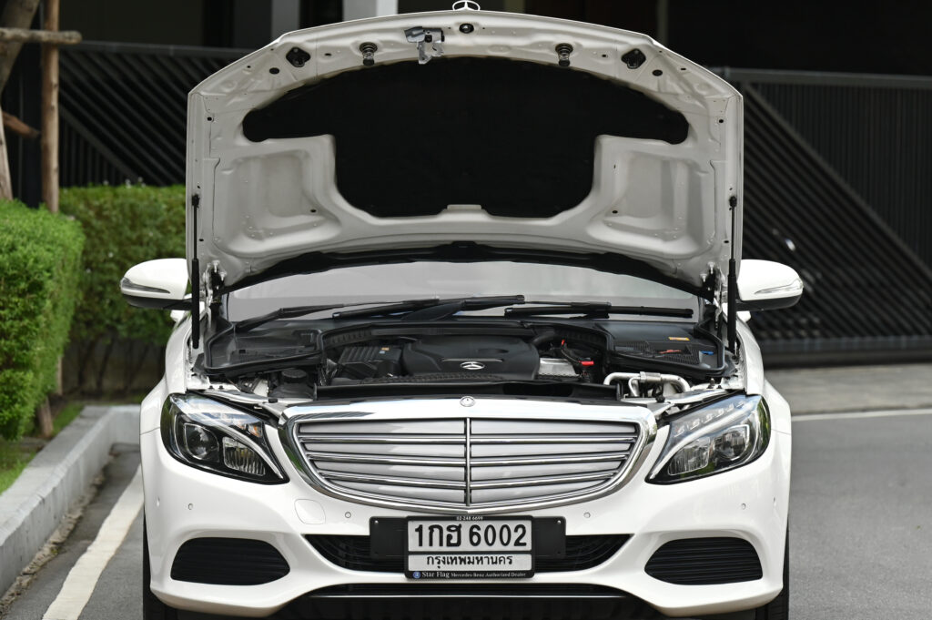 Benz C180 1.6 Exclusive เครื่องยนต์เบนซินล้วน สีขาวภายในสีเบจ รถบ้านสวยมากสภาพดีครับ