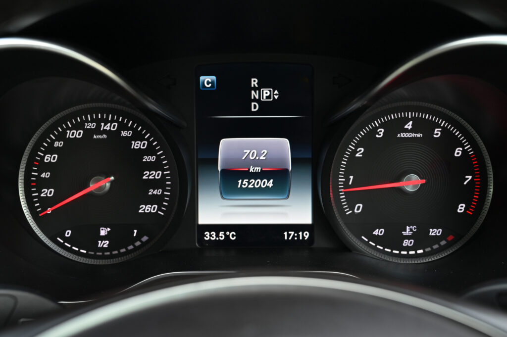 Benz C180 1.6 Exclusive เครื่องยนต์เบนซินล้วน สีขาวภายในสีเบจ รถบ้านสวยมากสภาพดีครับ
