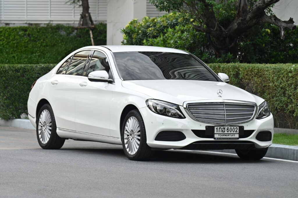 Benz C180 1.6 Exclusive เครื่องยนต์เบนซินล้วน สีขาวภายในสีเบจ รถบ้านสวยมากสภาพดีครับ