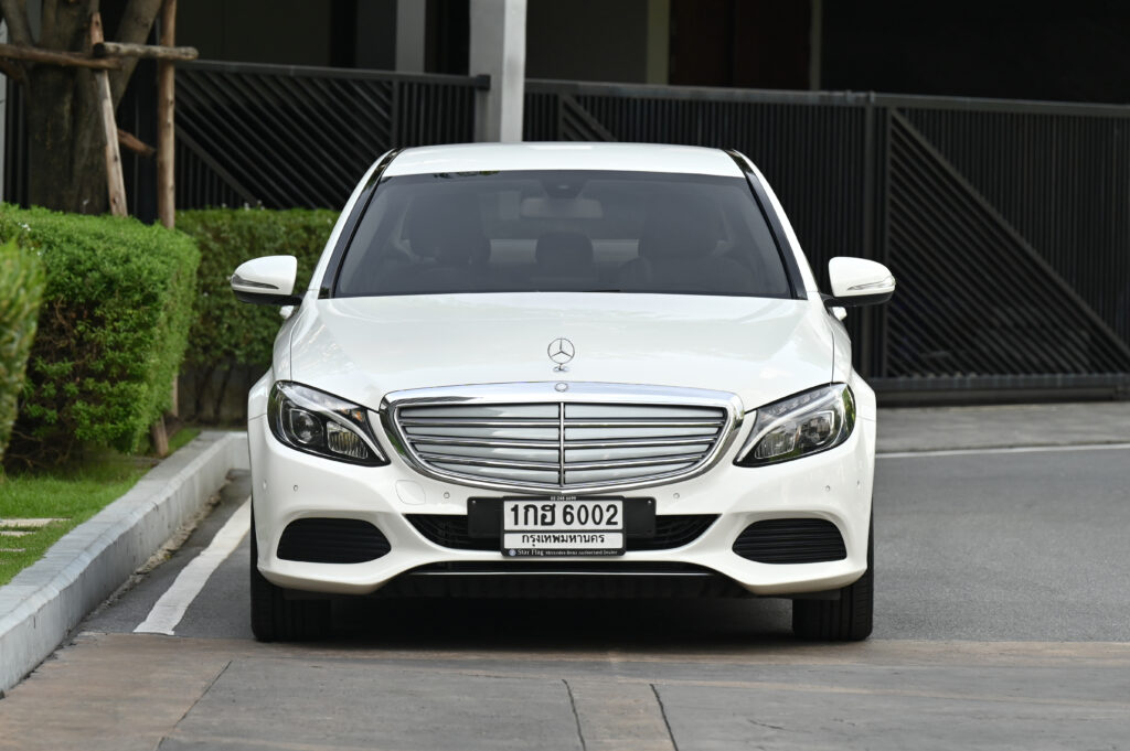 Benz C180 1.6 Exclusive เครื่องยนต์เบนซินล้วน สีขาวภายในสีเบจ รถบ้านสวยมากสภาพดีครับ