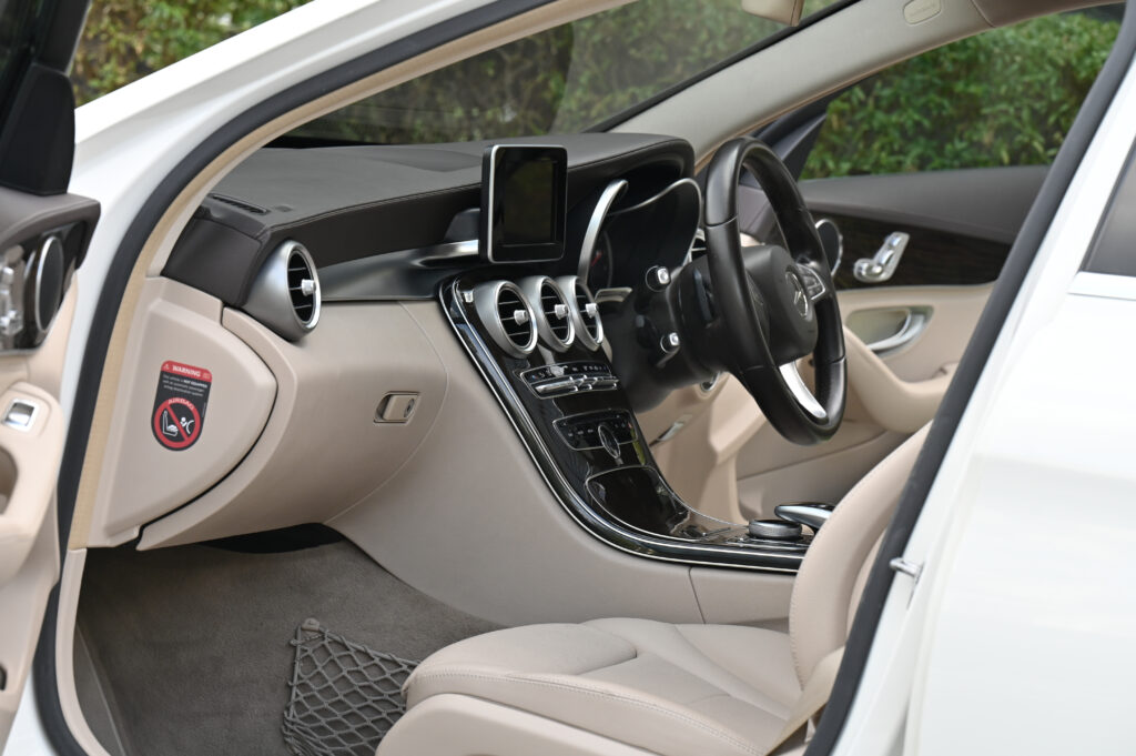 Benz C180 1.6 Exclusive เครื่องยนต์เบนซินล้วน สีขาวภายในสีเบจ รถบ้านสวยมากสภาพดีครับ