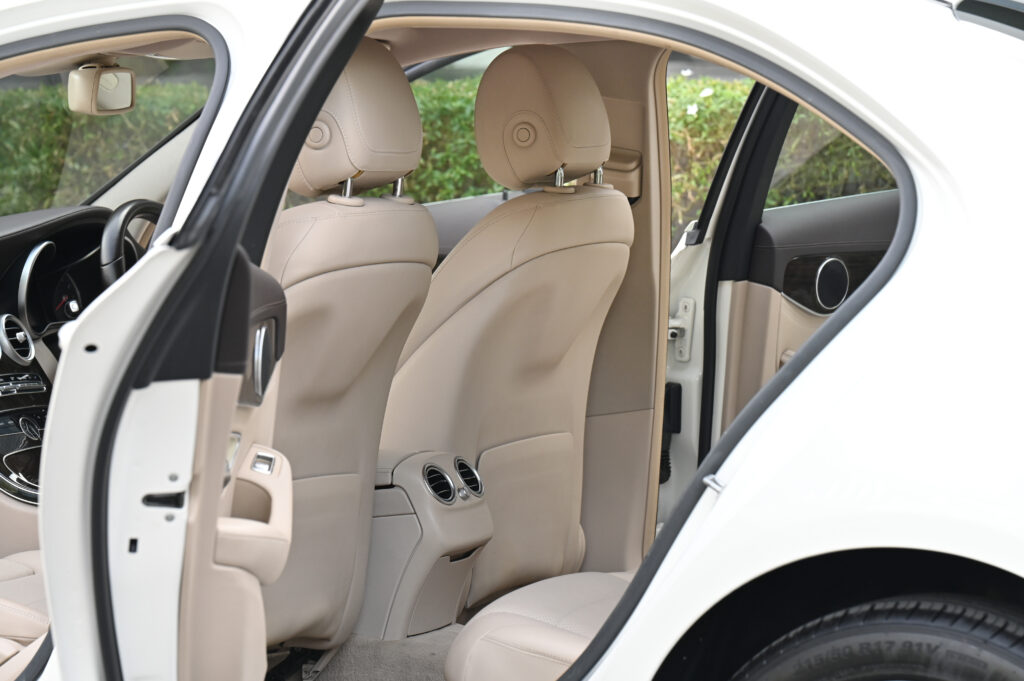 Benz C180 1.6 Exclusive เครื่องยนต์เบนซินล้วน สีขาวภายในสีเบจ รถบ้านสวยมากสภาพดีครับ