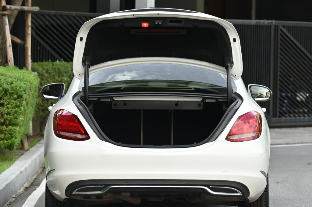 Benz C180 1.6 Exclusive เครื่องยนต์เบนซินล้วน สีขาวภายในสีเบจ รถบ้านสวยมากสภาพดีครับ