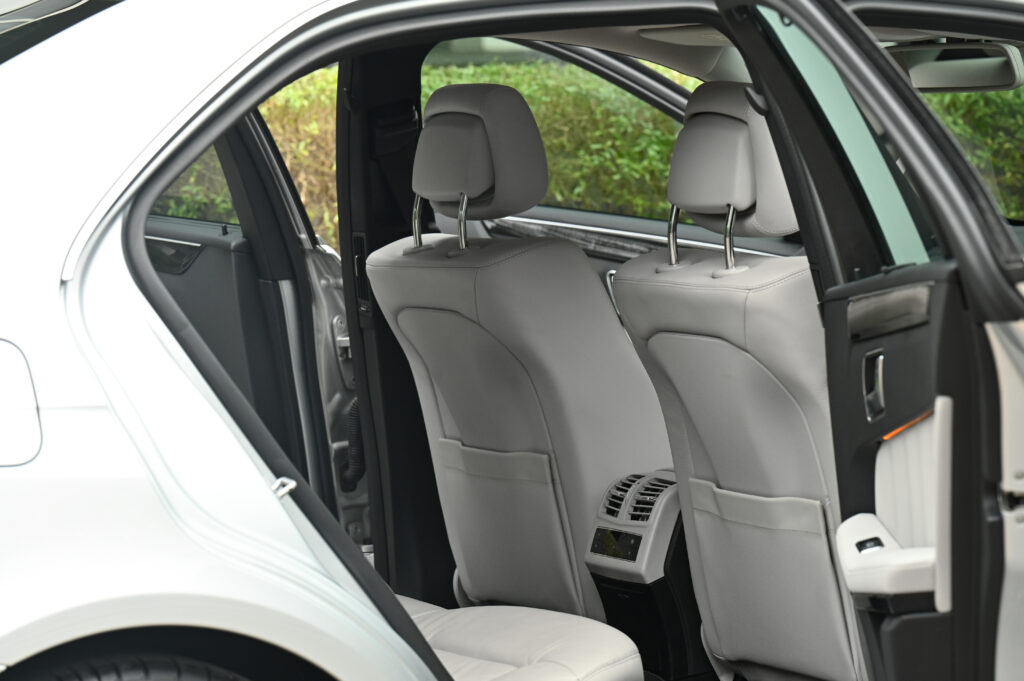 ขาย BENZ E250 CGI W212 เกียร์ 7 SPEED เปลี่ยนที่คอพวงมาลัย LED DAYLIGHTS ตรง สวยสภาพดีน่าใช้มากครับ
