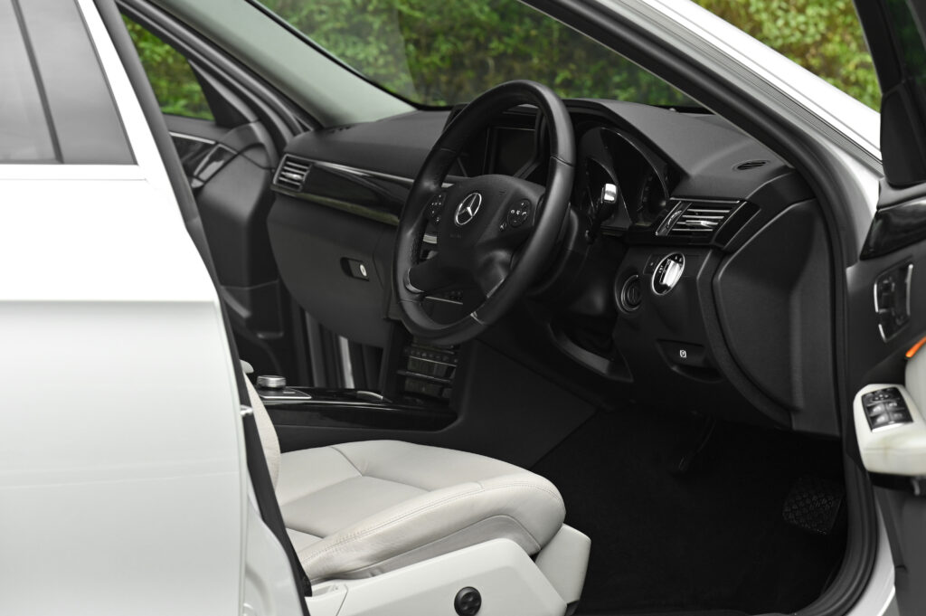 ขาย BENZ E250 CGI W212 เกียร์ 7 SPEED เปลี่ยนที่คอพวงมาลัย LED DAYLIGHTS ตรง สวยสภาพดีน่าใช้มากครับ