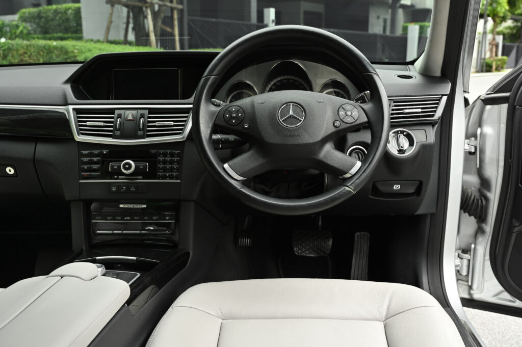 ขาย BENZ E250 CGI W212 เกียร์ 7 SPEED เปลี่ยนที่คอพวงมาลัย LED DAYLIGHTS ตรง สวยสภาพดีน่าใช้มากครับ