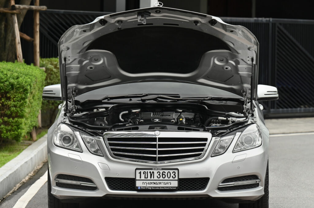 ขาย BENZ E250 CGI W212 เกียร์ 7 SPEED เปลี่ยนที่คอพวงมาลัย LED DAYLIGHTS ตรง สวยสภาพดีน่าใช้มากครับ