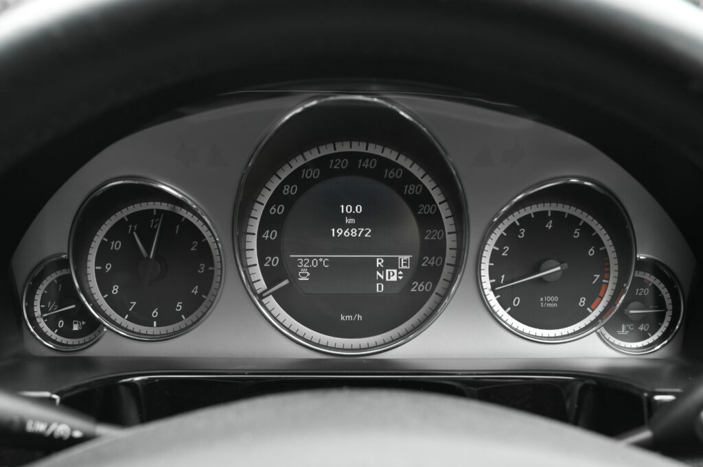 ขาย BENZ E250 CGI W212 เกียร์ 7 SPEED เปลี่ยนที่คอพวงมาลัย LED DAYLIGHTS ตรง สวยสภาพดีน่าใช้มากครับ