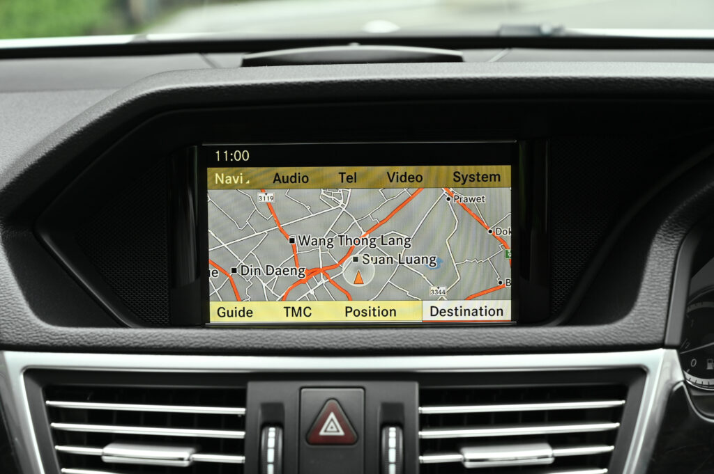 ขาย BENZ E250 CGI W212 เกียร์ 7 SPEED เปลี่ยนที่คอพวงมาลัย LED DAYLIGHTS ตรง สวยสภาพดีน่าใช้มากครับ